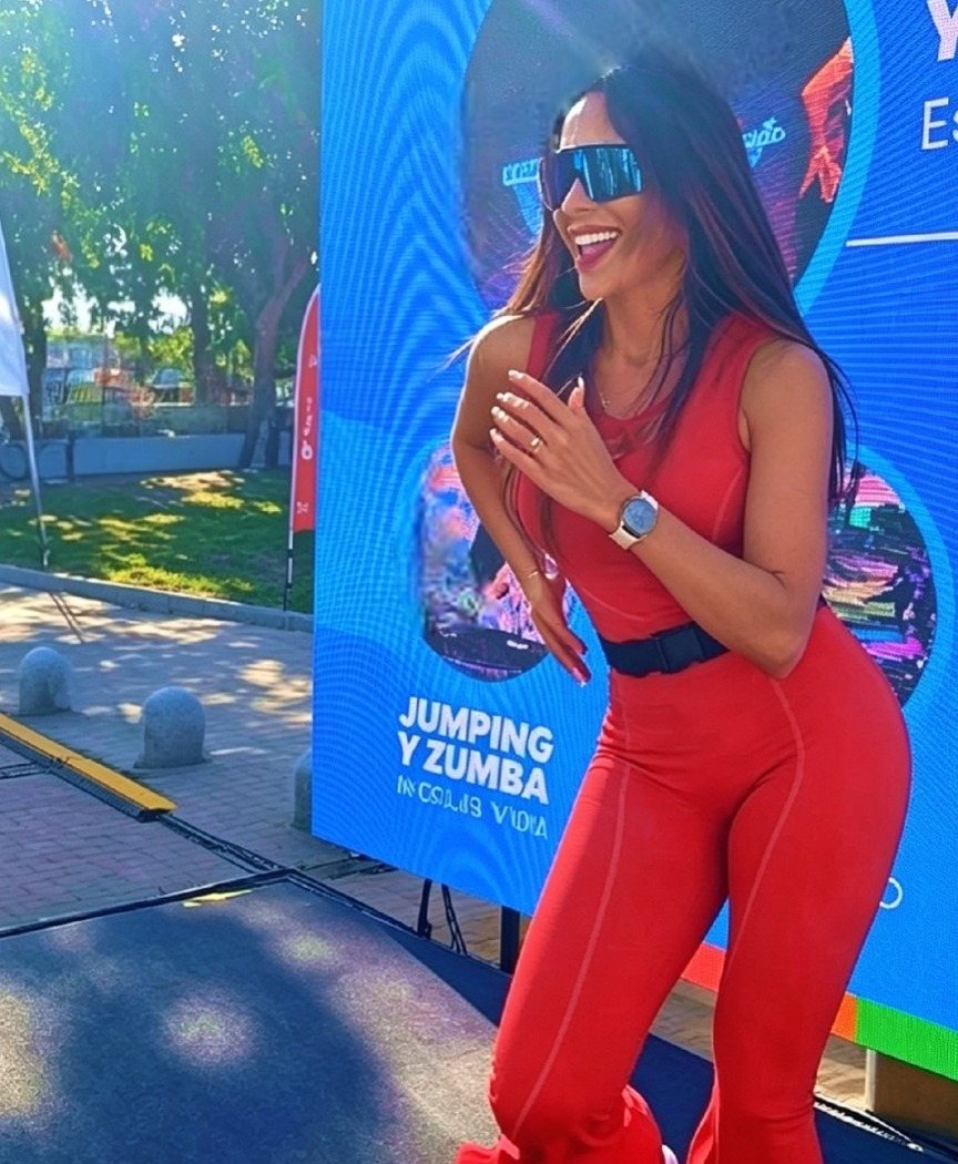 Yamna Lobos en un evento outdoor de Jumping y Zumba