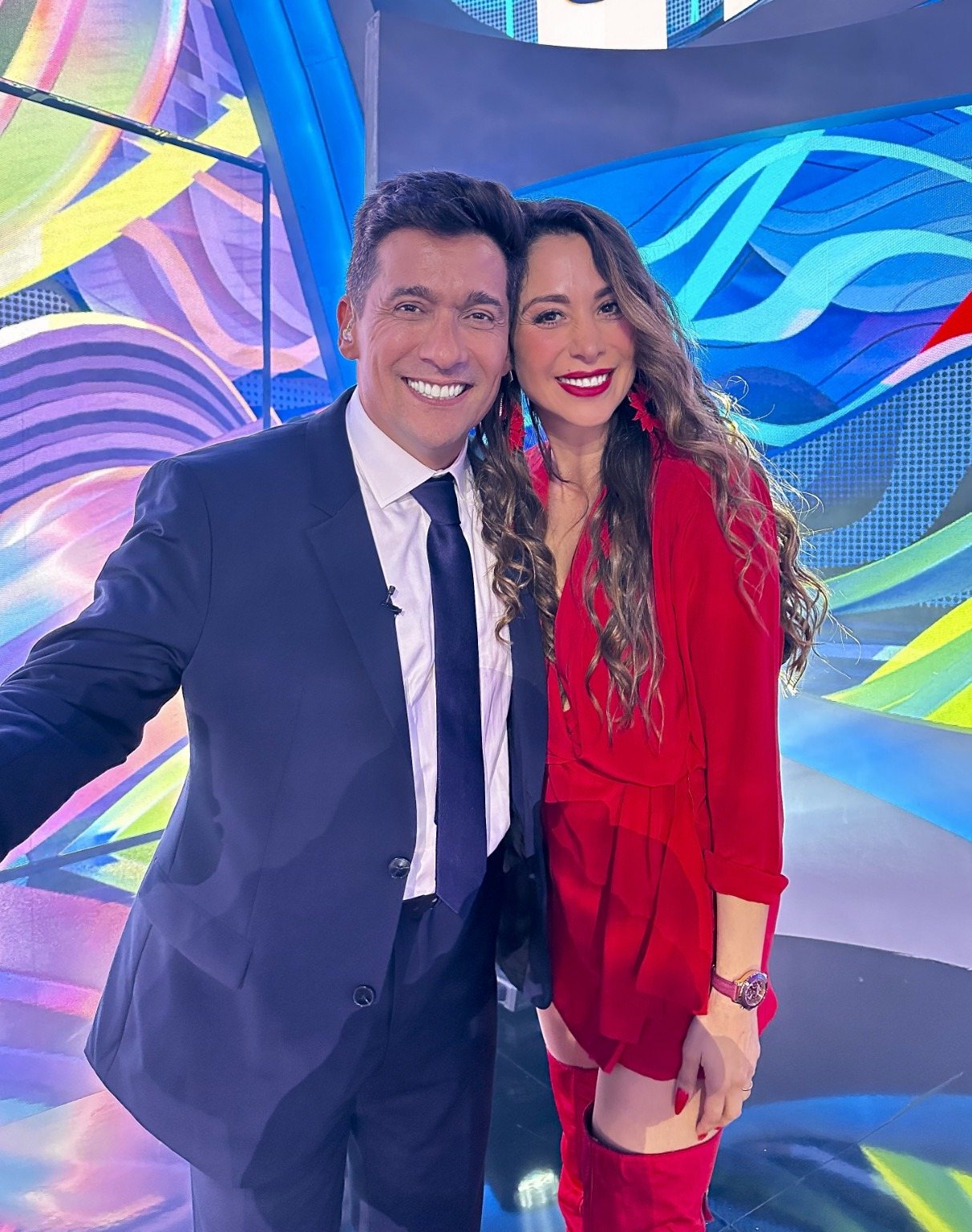 Yamna Lobos en estudio de televisión, conducción y presencia en medios