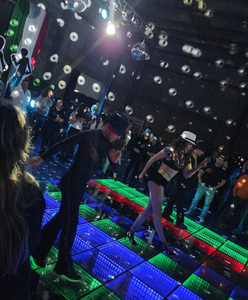 Show de baile sobre pista LED en un evento corporativo